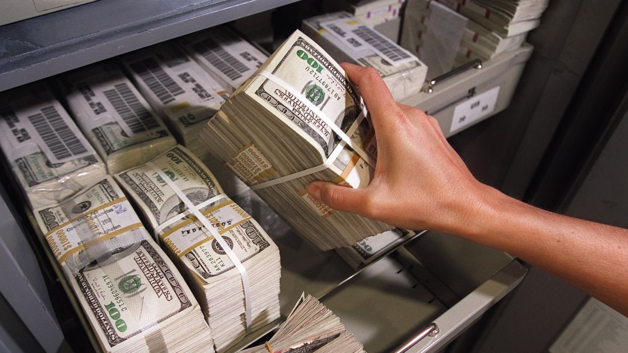 Tunisia: Dollar above 3 dinars for first time in three years